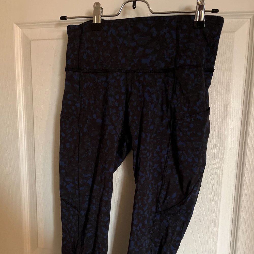 Women's size 6 fast and free 19'' lululemon high-rise crop Wild Thing Camo Larks